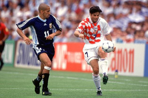 Der Kroate Aljosa Asanovic (re.) flankt den Ball trotz der Bewachung von Juan Veron Fußball WM Herren Weltmeisterschaft 1998, Länderspiel, Nationalmannschaft, Nationalteam, Nationaltrikot Gruppe Stade Lescure Bordeaux Dynamik,