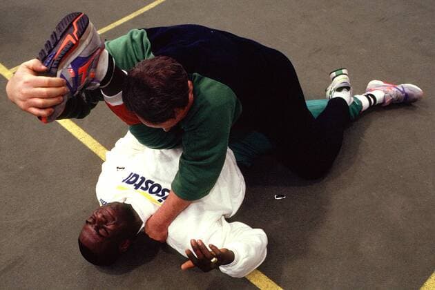 Sprinter Ben Johnson (Kanada) beim Stretching mit seinem Coach Leichtathletik Herren Leichtathletikmeeting 1991, Meeting, Sportfest, Sportmeeting, Sprint, 100m-Lauf, Kurzstrecke, 100 m Gruppe