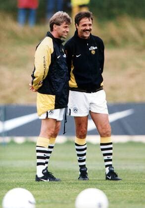 Dortmunds Trainer Michael Skibbe (li.) und Co-Trainer Uwe Neuhaus haben Spaß Fußball 1. BL Herren Saison 1998 1999, Borussia Dortmund, BVB, Training, Trainingsplatz, Saisonvorbereitung Gruppe Dortmund Glück, Harmonie, Freude, Kameradschaft,