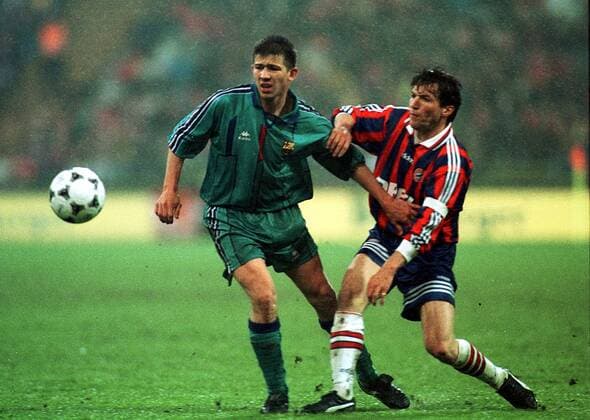 Duell um den Ball zwischen Lothar Matthäus (Bayern, re.) und Alberto Celades (Barcelona) Fußball EC 3 Herren UEFA-Cup, Halbfinale, Europapokal, Saison 1995 1996: FC Bayern München - FC Barcelona Gruppe Olympiastadion München Dynamik, Kampf,