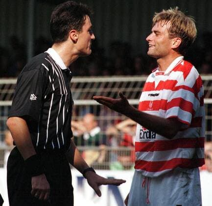 Der Mainzer Jürgen Klopp diskutiert mit Schiedsrichter Knut Kircher (li.) Fußball 2. BL Herren Saison 1998 1999: FSV Mainz 05 Gruppe Bruchwegstadion Mainz Nachdenklichkeit, Skepsis,
