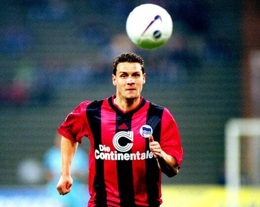 Hendrik Herzog (Hertha) läuft dem fliegenden Ball hinterher Fußball 1. BL Herren Saison 1998 1999, Hertha BSC Berlin Einzelbild Olympiastadion München Dynamik,