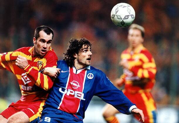 Marco Simone (re., Paris Saint-Germain) im Kampf um den Ball Fußball Herren Saison 1997 1998: 1. Französische Division, Liga, Meisterschaft, Paris Saint-Germain - Racing Lens Gruppe Stade Felix-Bollaert Lens Dynamik, Kampf,  