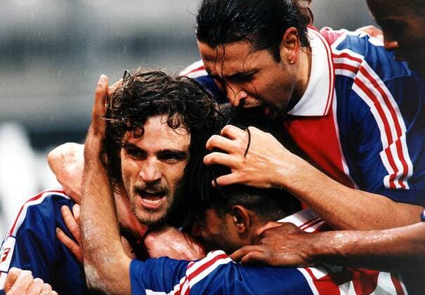 Marco Simone (li., PSG) jubelnd im Kreise seiner Kameraden Fußball Herren Saison 1998 1999: 1. Französische Division, Liga, Meisterschaft, Paris Saint-Germain, St. Germain Gruppe Prinzenparkstadion Paris Freude, Begeisterung,  