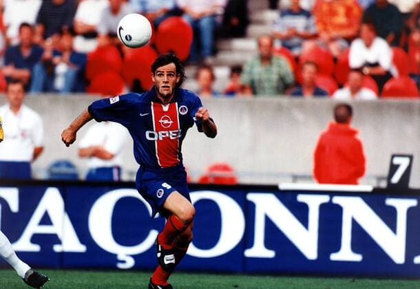 Marco Simone (PSG) schaut konzentriert auf den Ball Fußball Herren Saison 1998 1999: 1. Französische Division, Liga, Meisterschaft, Paris Saint-Germain, St. Germain Einzelbild Prinzenparkstadion Paris Dynamik, Konzentration,  