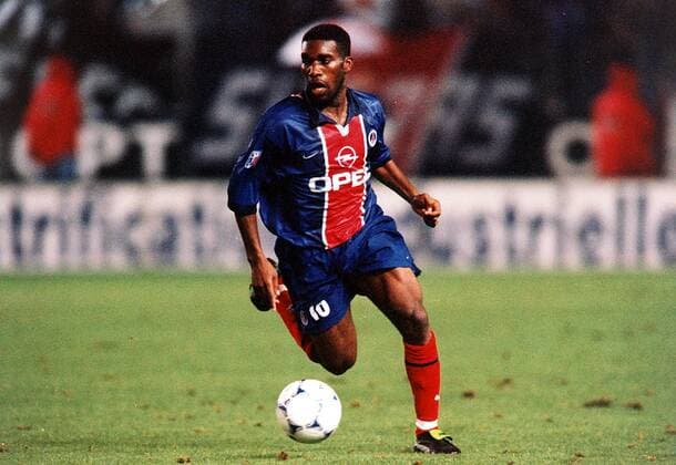 Augustine Okocha (PSG) am Ball Fußball Herren Saison 1998 1999: 1. Französische Division, Liga, Meisterschaft, Paris Saint-Germain, St. Germain Einzelbild Prinzenparkstadion Paris Dynamik,  