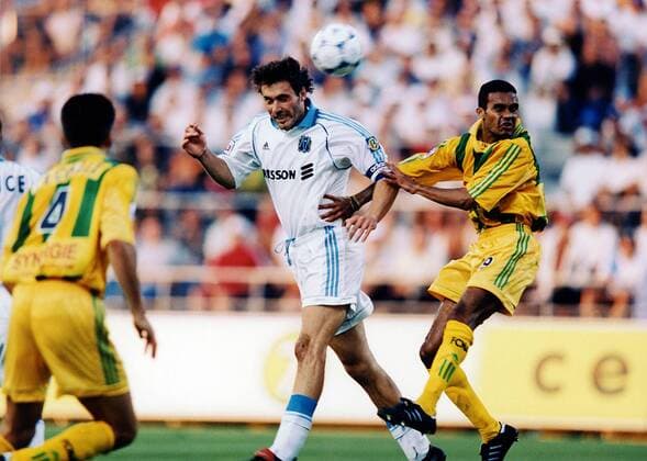 Laurent Blanc (Marseille) setzt sich trotz Bedrängnis gegen seinen Gegenspieler aus Nantes durch Fußball Herren 1.Französische Division, Liga, Meisterschaft, Saison 1997 1998, Olympique Marseille, OM - FC Nantes Gruppe Stade Velodrome Marseille Dynamik, Abwehr, Kampf,  
