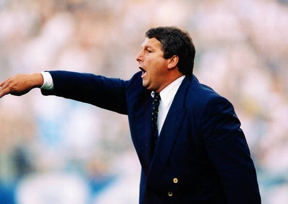Trainer Roland Courbis (OM) gibt ungeduldig Anweisungen Fußball Herren Saison 1998 1999: 1. Französische Liga, Division, Meisterschaft, Olympique Marseille Einzelbild Stade Vélodrome Marseille Skepsis, Ungeduld, Verzweiflung,  