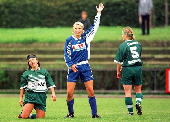 Die Praunheimerin Doris Fitschen mit erhobenem Arm auf dem Platz, li. kniet Gegenspielerin Tünde Nagy Fußball 1. BL Damen Saison 1998 1999, Frauen, Frauenfußball: SG Praunheim - SGV GW Brauweiler, Grün-Weiß Gruppe