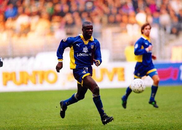 Lilian Thuram (AC Parma) am Ball Fußball Herren Saison 1997 1998: Italienische Liga, Seria A, AC Parma Einzelbild Ennio Tardini Parma Dynamik,  