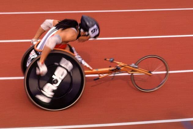 Lilly Angrenny (Deutschland) beim 800m-Rollstuhlrennen auf der Bahn Behindertensport EM Damen Europameisterschaft, EM 1998, Leichtathletik, Behinderte, Behinderung, behindert, Frauen Einzelbild Nep-Stadion Budapest Dynamik,