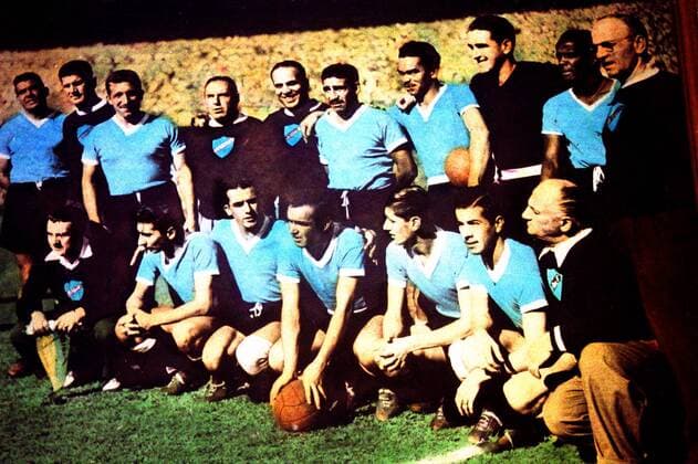 Weltmeister Uruguay, hi.v.li.: Obdulio Varela, Trainer Juan Lopez, Eusebio Tejera, die Betreuer Vasquez und Abate, Schubert Gambetta, Matias Gonzalez, Torwart Gaston Maspoli, Victor Andrade, Masseur Kirshberg, vorn: Alvarez, Alcides Ghiggia, ... Fußball WM Herren Weltmeisterschaft 1950, Nationalmannschaft, Nationalteam, Nationaltrikot, Totale Rio de Janeiro