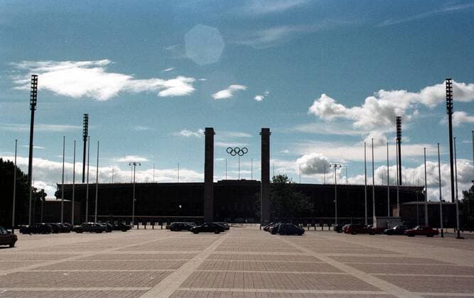 Das Olympiastadion Berlin mit Blick auf das Haupttor und dem davor liegenden Parkplatz Fußball 1. BL Herren Saison 1998 1999: Hertha BSC Berlin Totale Olympiastadion Berlin