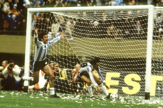 Der Argentinier Mario Kempes dreht jubelnd nach seinem Tor zum 2.1 in der Verlängerung ab, re. holt sein Sturmkollege Leopoldo Luque den Ball aus dem Tor Fußball WM Herren Weltmeisterschaft 1978, Länderspiel: Argentinien - Holland, Niederlande, Finale, Endspiel Gruppe River Plate Stadion Buenos Aires Freude,