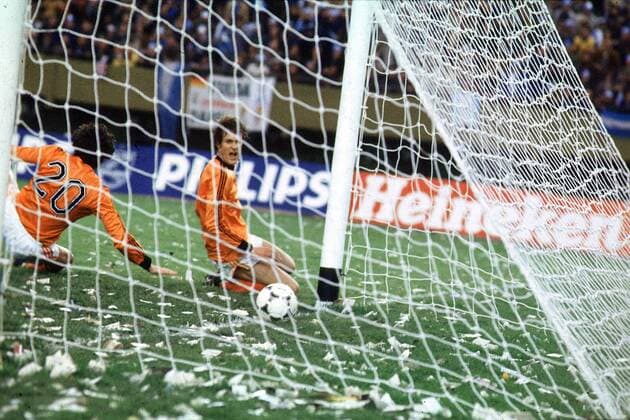 Tor für die Argentinier: die beiden holländischen Ersatztorleute Jan Poortvliet (re.) und Wim Suurbier können es nicht verhindern Fußball WM Herren Weltmeisterschaft 1978, Länderspiel: Argentinien - Holland, Niederlande, Finale, Endspiel Gruppe River Plate Stadion Buenos Aires Dynamik,