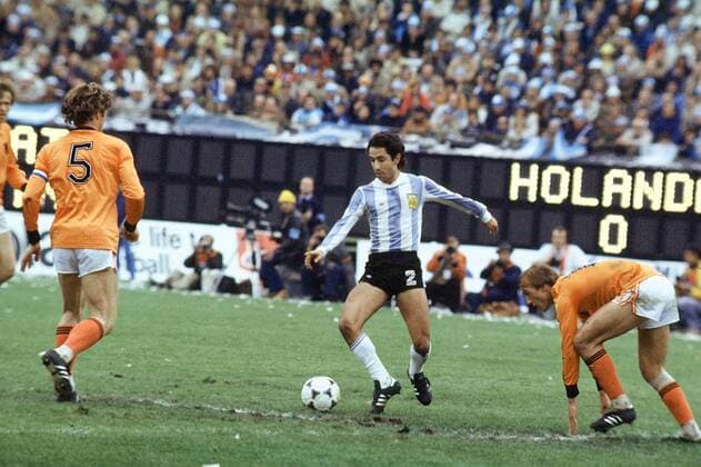 Der Argentinier Osvaldo Ardiles versucht, sich mit Ball gegen die Holländer Ruud Krol (5) und Johan Neeskens (re.) durchzusetzen Fußball WM Herren Weltmeisterschaft 1978, Länderspiel: Argentinien - Holland, Niederlande, Finale, Endspiel Gruppe River Plate Stadion Buenos Aires Dynamik,