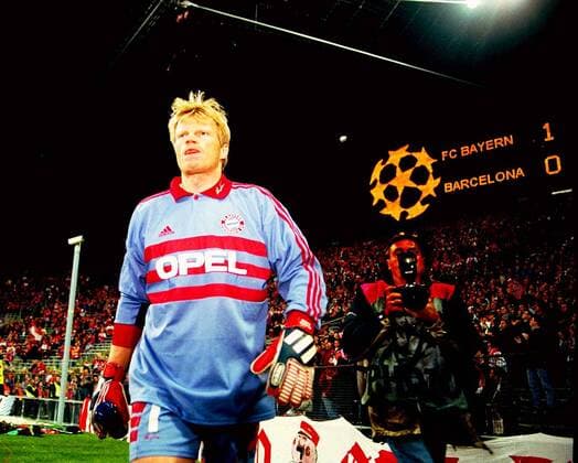 Torhüter Oliver Kahn (Bayern) nach dem Spiel. Im Hintergrund zeigt die Stadionanzeige das 1:0 an, Bayerns erster Sieg in der Champions League Fußball EC 1 Herren Champions League 1998 1999, FC Bayern München - FC Barcelona 1:0 Totale Olympiastadion München