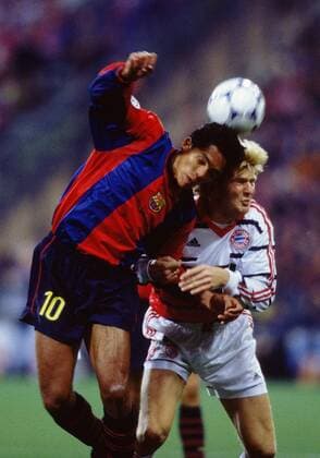 Packender Zweikampf zwischen Giovanni Silva de Oliveira (Barca, li.) und Stefan Effenbherg (Bayern) Fußball EC 1 Herren Champions League 1998 1999, FC Bayern München - FC Barcelona 1:0 Gruppe Olympiastadion München Dynamik, Kampf,