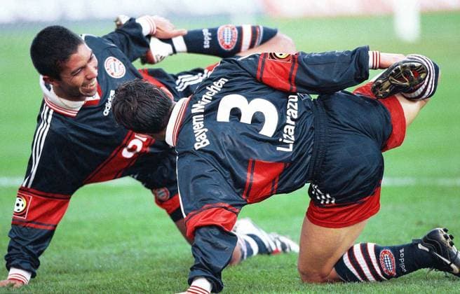 Wenn Bayern Gassi gehen: Giovane Elber (li.) und Bixente Lizarazu mit Innovationen im Jubelbereich Fußball 1. BL Herren Saison 1998 1999: FC Bayern München Gruppe Olympiastadion München Freude, Begeisterung, Komik,