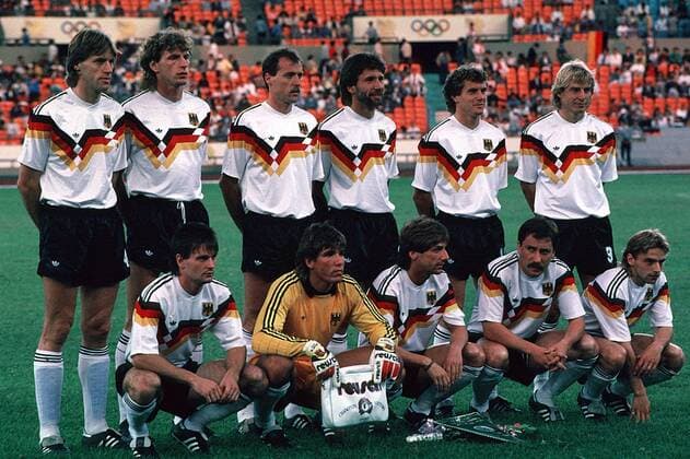 Das deutsche Olympiateam, H.R.v.li.: Wolfgang Funkel, Michael Schulz, Gerhard Kleppinger, Thomas Hörster, Roland Grahammer, Jürgen Klinsmann, vorn v.li.: Ralf Sievers, Torwart Uwe Kamps, Frank Mill, Wolfram Wuttke, Thomas Häßler Fußball OS Sommer Herren Olympische Spiele, Olympia 1988 in Südkorea, Sommerspiele, Olympiade: BR Deutschland Totale Seoul Harmonie,