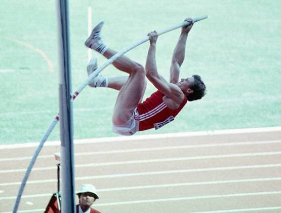 Stabhochspringer Sergej Bubka (Sowjetunion, UdSSR) beim Absprung Leichtathletik OS Sommer Herren Olympische Spiele, Olympia 1988 in Südkorea, Sommerspiele, Olympiade: Stab, Stabhochsprung Einzelbild Seoul Dynamik,