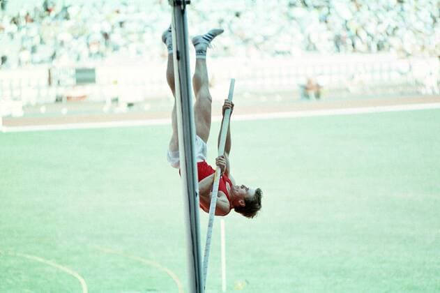 Stabhochspringer Sergej Bubka (Sowjetunion, UdSSR) beim Angehen der Latte Leichtathletik OS Sommer Herren Olympische Spiele, Olympia 1988 in Südkorea, Sommerspiele, Olympiade: Stab, Stabhochsprung Einzelbild Seoul Dynamik,