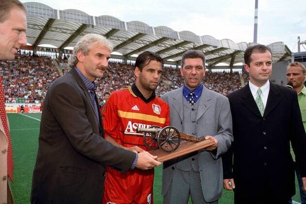 Team-Manager Rudi Völler (li.) und der Kicker überreichen Ulf Kirsten die Kicker-Kanone 1997 1998 Fußball 1. BL Herren Saison 1998 1999: Bayer 04 Leverkusen Torjäger Torschützenkönig Gruppe BayArena Leverkusen