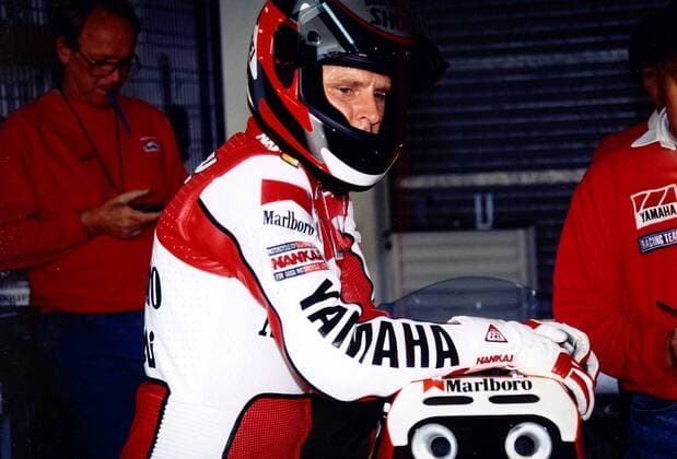 Wayne Rainey (USA) in der Box mit seiner Yamaha 500 Motorsport WM Herren Motorrad WM 1998, Weltmeisterschaft, 500er Klasse, 500ccm, 500 ccm, Rennstrecke, Kurs, Maschine Gruppe Konzentration, Nachdenklichkeit,