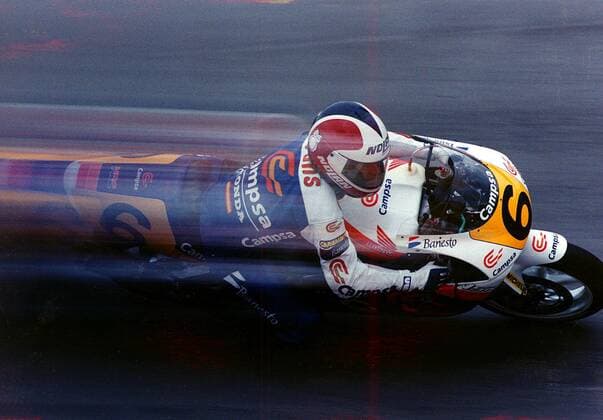 Sito Pons (Spanien) auf seiner Honda 500 Motorsport WM Herren Motorrad WM 1998, Weltmeisterschaft, 500er Klasse, 500ccm, 500 ccm, Rennstrecke, Kurs, Maschine Einzelbild Dynamik,