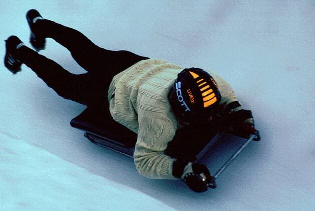 Ein Skeletonfahrer in der Rinne der weltweit einzigen Skeleton-Bahn Skeleton Rennrodeln 1998, Skeletonfahren, Skeletonsport, Rodelsport, Einzelbild Skeletonrund St. Moritz Celerina Dynamik,