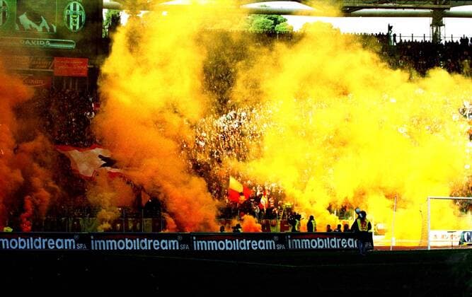 Dichter Nebel wabert durch die Reihen der Tifosi vor dem Anstoß vom Römer Derby Fußball Herren Seria A Saison 1998 1999, AS Roma - Lazio Rom, Lokalderby, Stadtderby Totale Stadio Olimpico Rom Freude, Begeisterung,