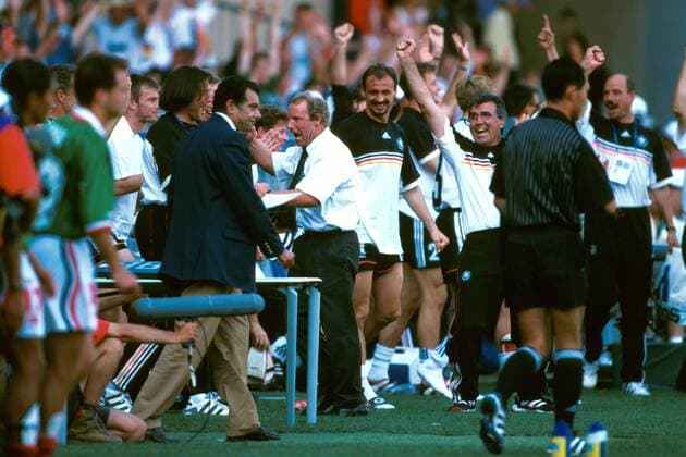 Jubelnde deutsche Bank, mittendrin Bundestrainer Berti Vogts mit einem Schrei der Erleichterung Fußball WM Herren Weltmeisterschaft 1998, Länderspiel, Nationalteam, Nationaltrikot, Achtelfinale Totale Stade La Mosson Montpellier Glück, Freude, Begeisterung,