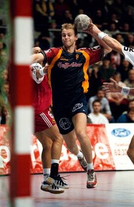 Olafur Stefansson (Magdeburg) beim Torwurf Handball 1. BL Herren Saison 1998 1999: SC Magdeburg - TV Niederwürzbach Gruppe Magdeburg Dynamik,