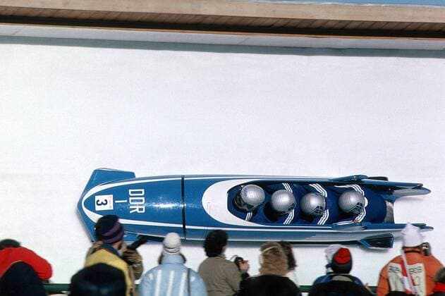 Der Bob DDR I mit Fahrer Wolfgang Hoppe und seinen Anschiebern Dietmar Schauerhammer, Bogdan Musiol und Ingo Voge Bobsport OS Winter Herren Winterspiele 1988, Olympia, Olympiade, Olympische Spiele: Bob, Bobfahren, Vierer, Viererbob Einzelbild Calgary Dynamik,