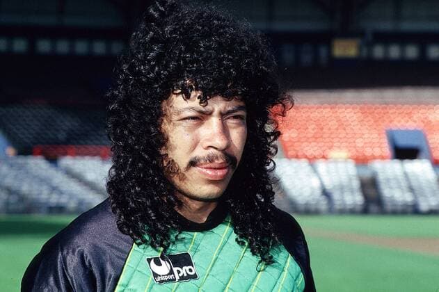Der kolumbianische Torwart Rene Higuita Fußball WM Herren Weltmeisterschaft 1990, Länderspiel: Kolumbien Porträt Skepsis, Nachdenklichkeit,