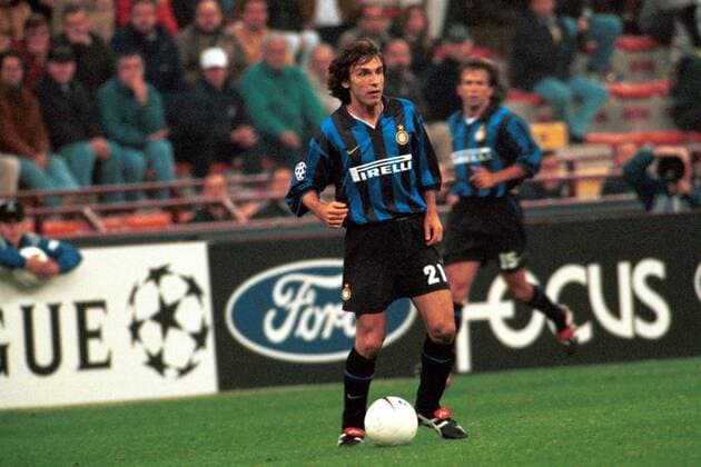 Andrea Pirlo (Inter) mit Ball Fußball EC 1 Herren Champions League 1998 1999: Internazionale Mailand, Inter Einzelbild Giuseppe Meazza Stadion Mailand Dynamik,