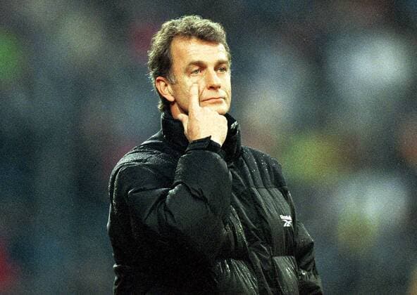 Trainer Rainer Bonhof (Gladbach) erwartet von seinen Spielern Wachsamkeit Fußball 1. BL Herren Saison 1998 1999: Borussia Mönchengladbach, Gladbach Einzelbild Parkstadion Gelsenkirchen Nachdenklichkeit, Skepsis,