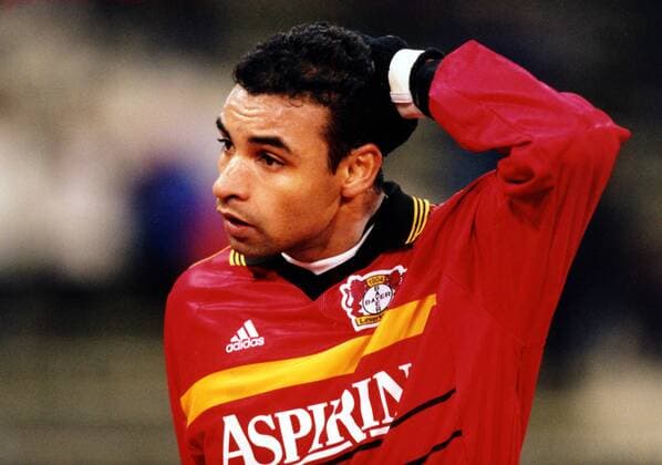 Ferreira da Rosa Emerson (Bayer) kratzt sich ungläubig am Kopf Fußball 1. BL Herren Saison 1998 1999: Bayer 04 Leverkusen Einzelbild Olympiastadion München Skepsis, Nachdenklichkeit,