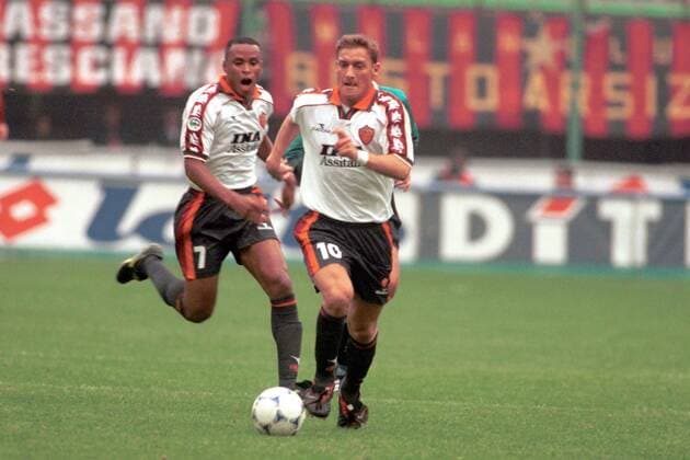Der Römer Francesco Totti mit Ball, dahinter Teamkollege Silvestre Paulo Sergio Fußball Herren Seria A, Italienische Liga, Saison 1998 1999: AS Rom, Roma Einzelbild Guiseppe-Meazza-Stadion Mailand Dynamik,