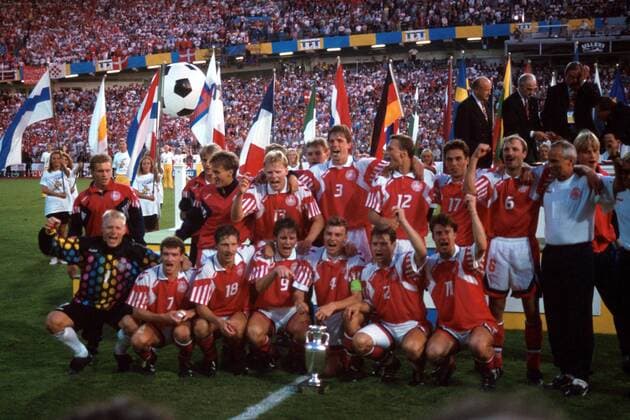 Das dänische Team jubelnd nach dem Sieg im Finale, u.a.: Torwart Peter Schmeichel, Brian Laudrup, John Jensen, Flemming Povlsen, Kim Vilfort, Kim Christofte, Lars Olsen, Torben Piechnik, Henrik Larsen, K. Nielsen, Sivebaek Fußball EM Herren Europameisterschaft 1992, Nationalmannschaft, Nationalteam, Nationaltrikot: Dänemark Totale Göteborg Harmonie, Freude,