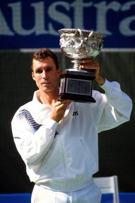 Australian-Open-Champion Ivan Lendl (USA) präsentiert stolz seinen Pokal Tennis Herren Australian Open 1990, Grand Slam, Hartplatz, Hardcourt, ATP-Tour Einzelbild Flinders Park Melbourne