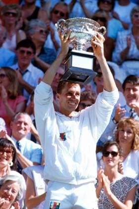Australian Open Champion Ivan Lendl (USA) präsentiert stolz den Pokal Tennis Herren Australian Open 1990, Grand Slam, ATP-Tour, Hartplatz, Hardcourt Einzelbild Flinders Park Melbourne Freude,