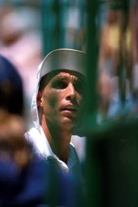 Ivan Lendl (USA) durch den Zaun fotografiert Tennis Herren Australian Open 1990, Grand Slam, ATP-Tour, Hartplatz, Hardcourt Einzelbild Flinders Park Melbourne Nachdenklichkeit, Skepsis,