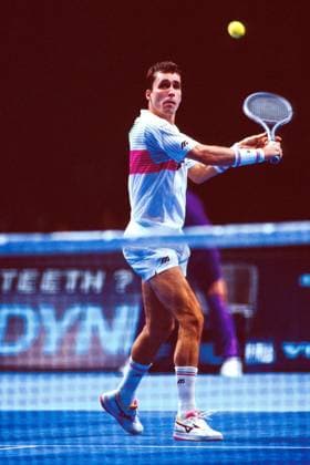 Ivan Lendl (USA) beim Rückhandvolley Tennis WM Herren ATP-Weltmeisterschaft 1990, Finale, ATP-Tour, Halle, Indoor, Hallenbelag, Hallenboden Einzelbild Frankfurt M. Dynamik,