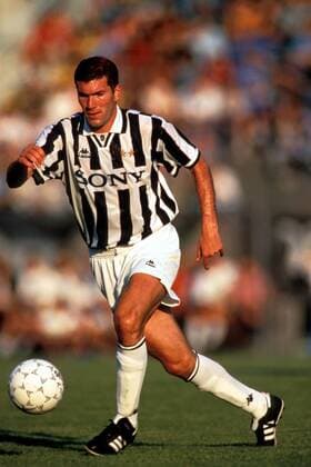 Zinedine Zidane (Juve) am Ball Fußball 1. BL Herren Saison 1997 1998: Seria A, Italienische Liga, Juventus Turin, Juve Einzelbild Stadio Delle Alpi Turin Dynamik,  