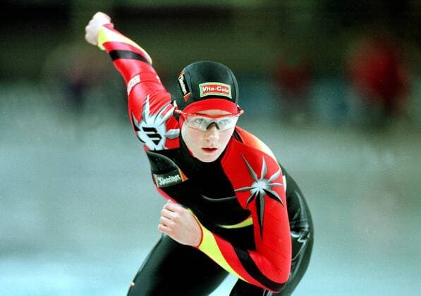 Claudia Pechstein (Deutschland) konzentriert am Start Eisschnellauf Damen Weltcup 1999, Welt Cup, World Cup, Eisschnellaufen Einzelbild Sportforum Hohenschönhausen Berlin Spannung, Konzentration,