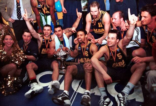 Das ALBA Team im Freudentaumel, einige Spieler mit Zigarren, links eine Tänzerin vom ALBA-Dance-Team Basketball Herren DBB Pokal 1998 1999, Finale, Pokalfinale, Final Four, Endrunde, ALBA Berlin Totale Frankfurt M. Glück, Harmonie, Freude, Begeisterung,