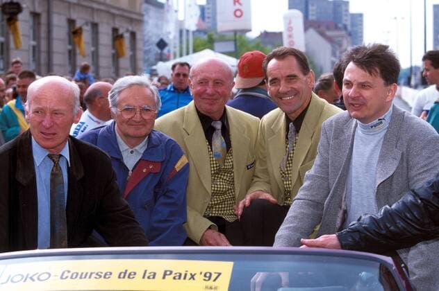 v.r.: Bernd Drogan, Richard Szurkowski (Polen), Jan Vesely (Tschechien), Bernhard Eckstein, alles ehemalige erfolgreiche Radsportler des Ostblocks, auf einer Ehrenrunde in offener Limousine Radsport Herren Internationale Friedensfahrt 1997, Rad, Amateure, Radrennen, Straße, Straßenrennen, Radrennsport Gruppe Straßenradsport, Amateurrennen Potsdam Harmonie, Freude,