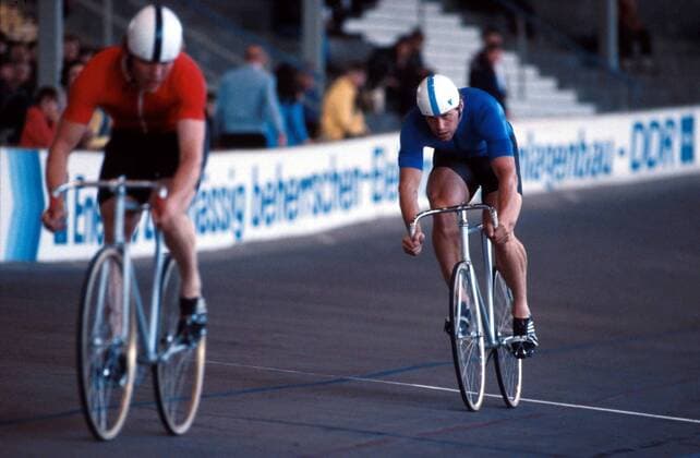 Bahnsprinter Michael Hübner (re., DDR) auf der Strecke Radsport Herren Saison 1984: Radrennsport, Bahn, Bahnrad, Bahnradsport, Bahnradrennsport, Halle, Indoor, Sprint, Rad Gruppe Dynamik,