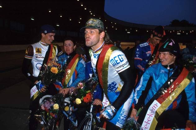 Sieger Michael Hübner (Deutschland) verteilt Siegerküßchen Radsport Grand Prix Herren Großer Preis von Deutschland 1994, Radrennsport, Bahnrad, Rad, Bahnradsport, Bahn, Bahnradrennsport Gruppe Freude,